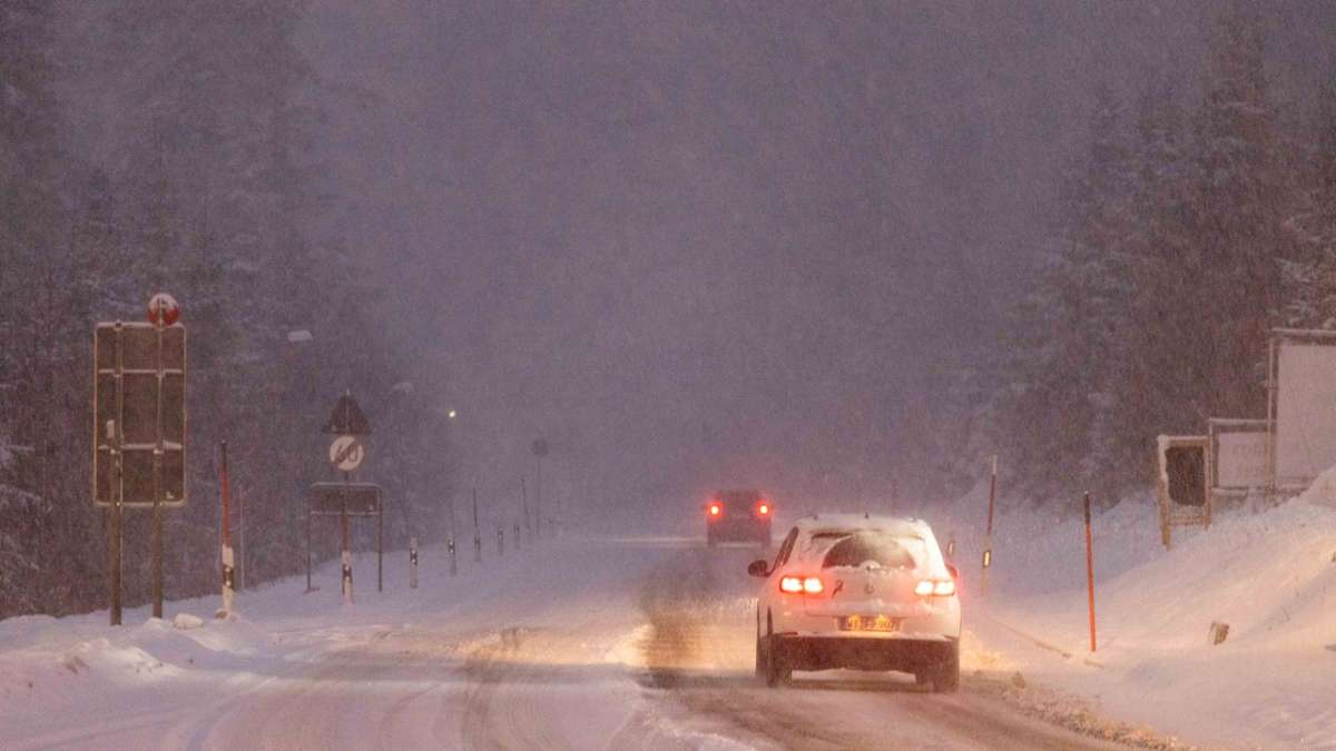 Début de l’hiver : de fortes chutes de neige ralentissent la circulation dans le sud