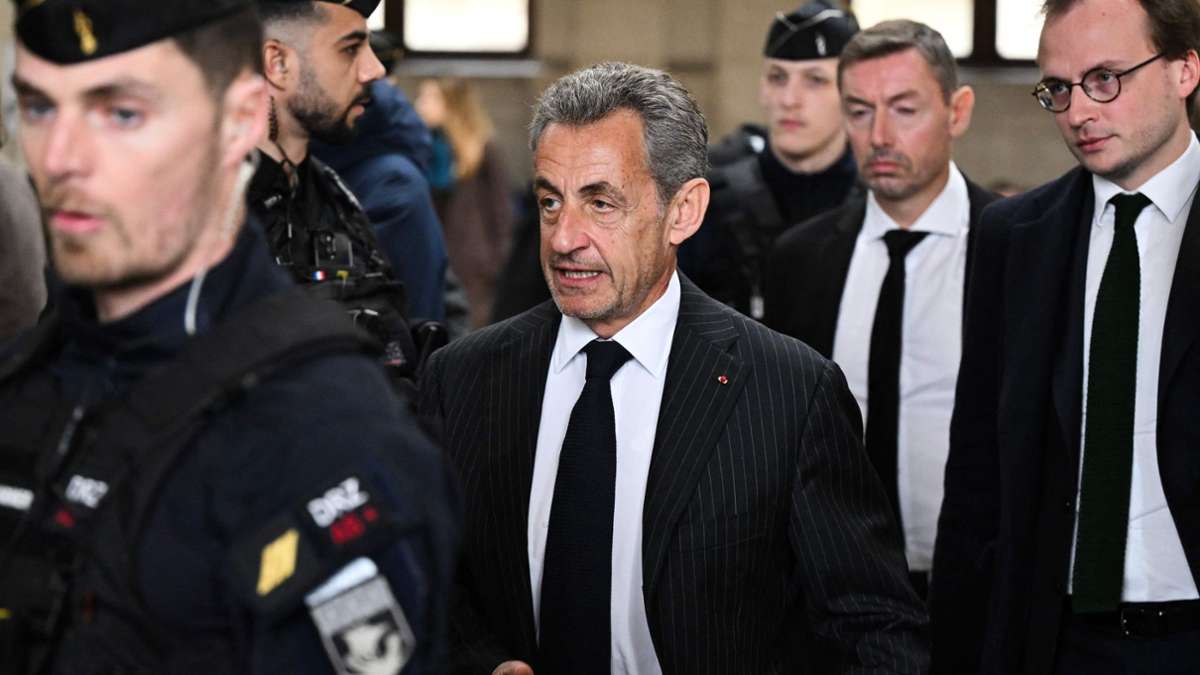 Affaire de corruption : l'ex-président Sarkozy doit purger sa peine avec un bracelet à la cheville