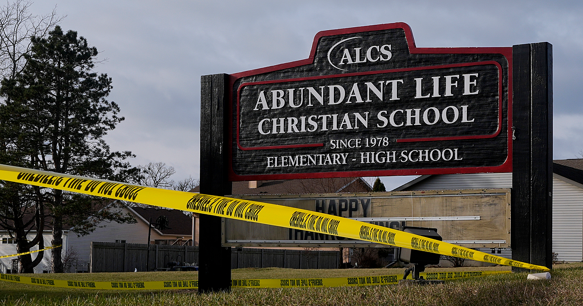 La police prend les armes d'un Californien lié au tireur d'une école du Wisconsin