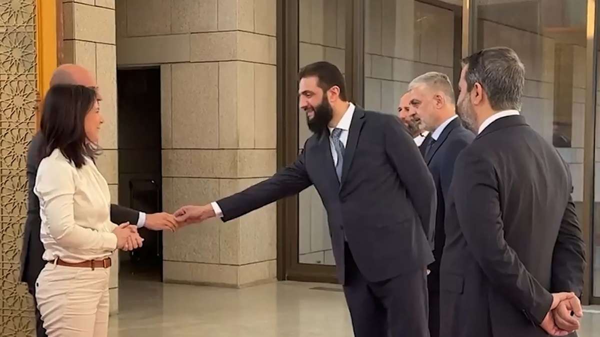 Après le coup d'État en Syrie : poignée de main réservée aux hommes : Baerbock avec le leader islamiste