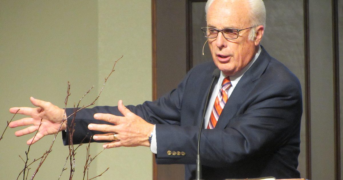 John MacArthur pour commencer la physiothérapie à l'hôpital, dit le porte-parole