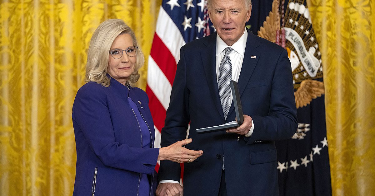 Liz Cheney reçoit la médaille présidentielle pour avoir dirigé l'enquête du 6 janvier