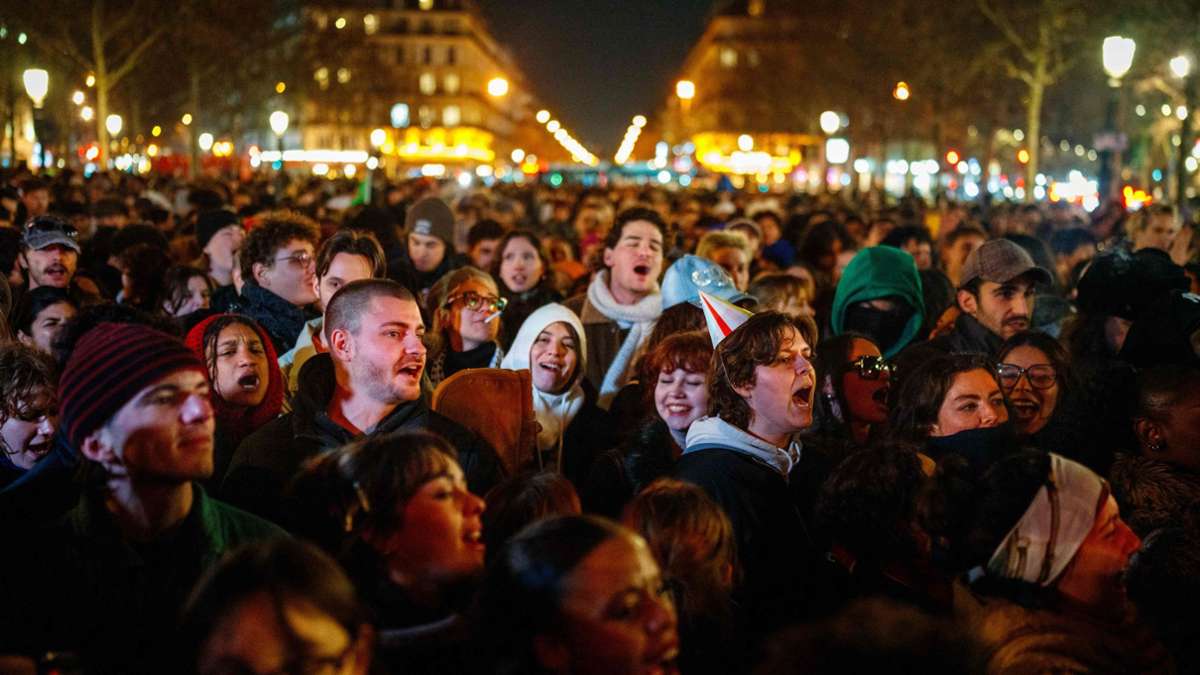 Paris : des centaines de personnes célèbrent la mort de l'extrémiste de droite Le Pen en France