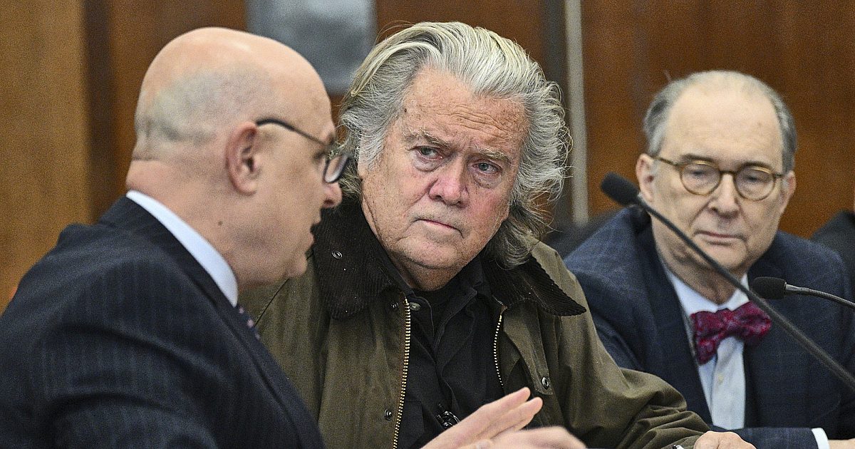 Bannon plaide coupable d'avoir fraudé, nous construisons les donateurs du mur