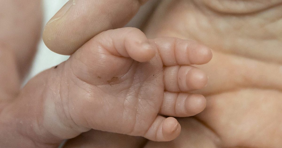 Bébé né 14 semaines plus tôt rentre de l'hôpital