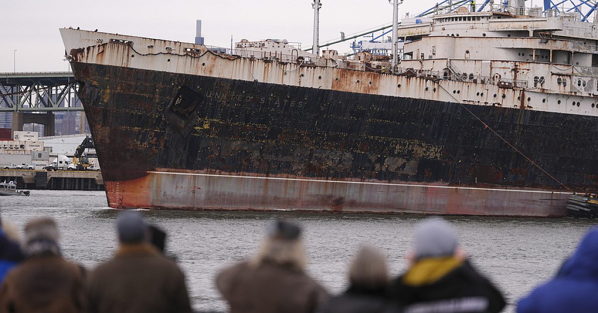 La doublure historique de l'océan américain part sur le voyage final pour devenir un récif artificiel