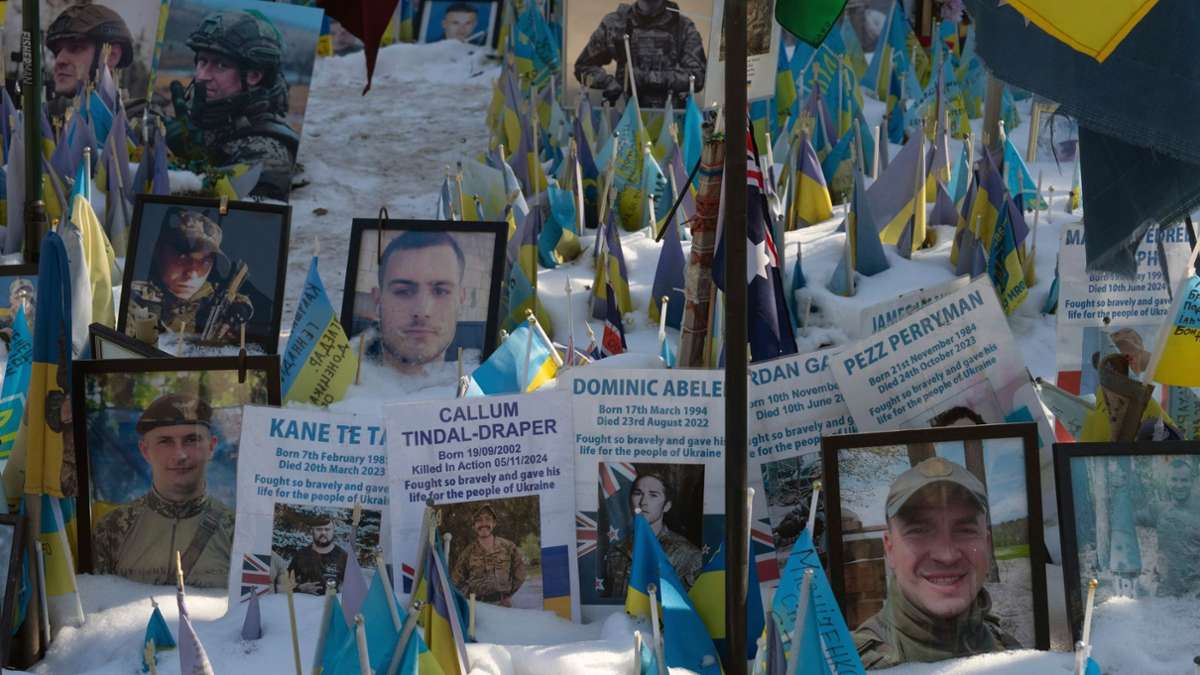 La guerre d'agression de la Russie: trois ans de guerre: l'Ukraine reçoit des milliards d'argent et des combats