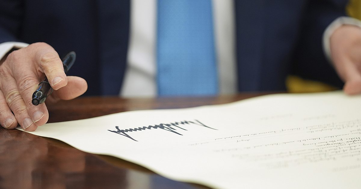 Trump stylède des ordres exécutifs sur la réforme bureaucratique, le financement des immigrants