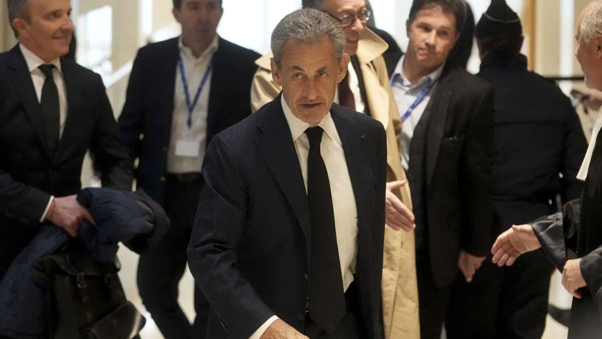 Une peine de prison de 2 ans: l'ancien président de la France Sarkozy obtient des pas