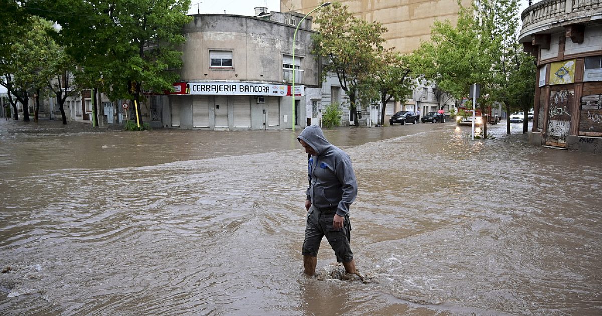 De fortes inondations dans la ville argentine provoquent des décès, des évacuations