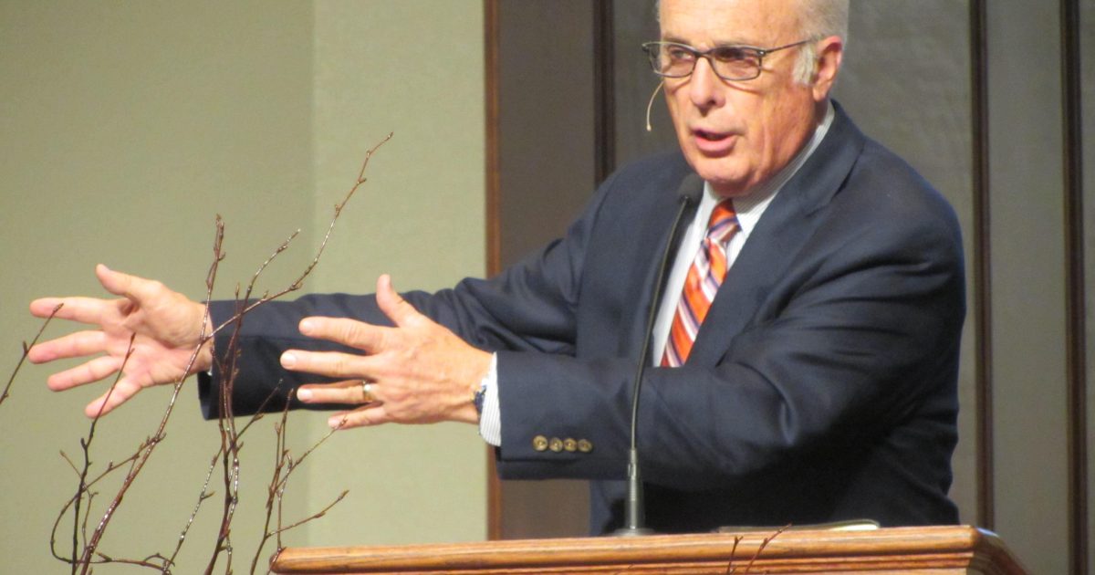 John MacArthur dit qu'il est sur le «dernier tour» alors que la force diminue