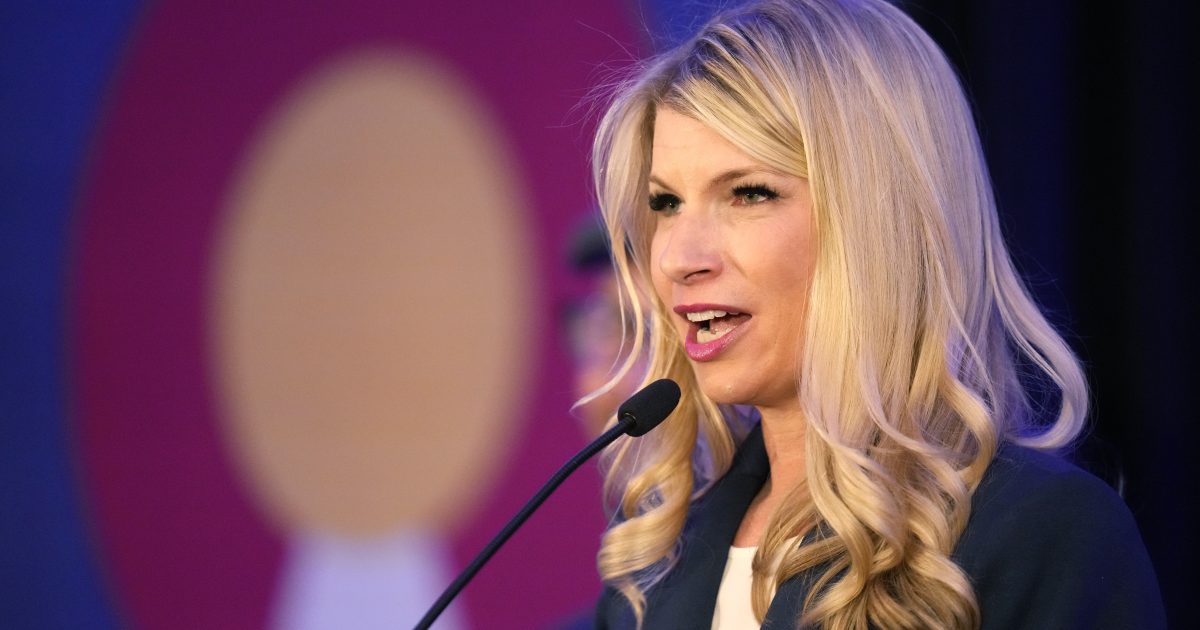 La députée vote avec un nouveau-né en armes après l'interdiction du vote par procuration