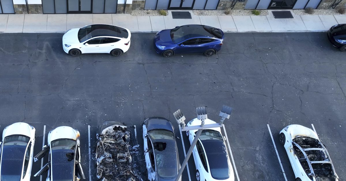 Las Vegas Man a bombardé, a tiré sur Teslas sur le site, dit la police