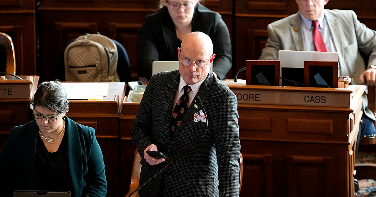 Le gouverneur de l'Iowa signe une nouvelle loi lutte contre l'idéologie de genre