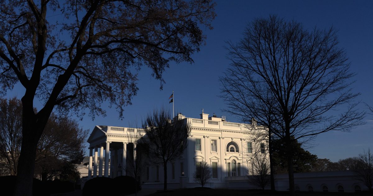Les services secrets tirent sur l'homme armé à l'extérieur de la Maison Blanche