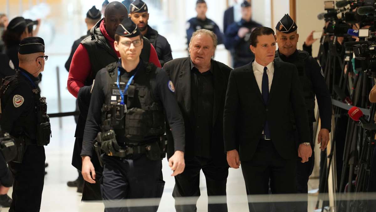 Processus de naturalisation: le bureau du procureur exige la probation de Depardieu