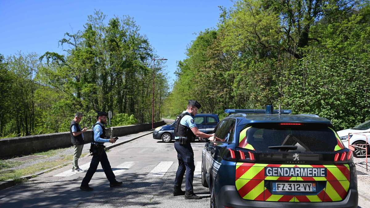 France: L'auteur présumé se tient après une attaque de couteau mortelle dans la mosquée