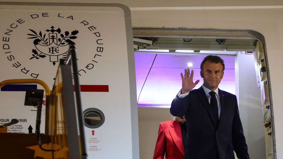 Macron poussant de Grober Wife Brigitte