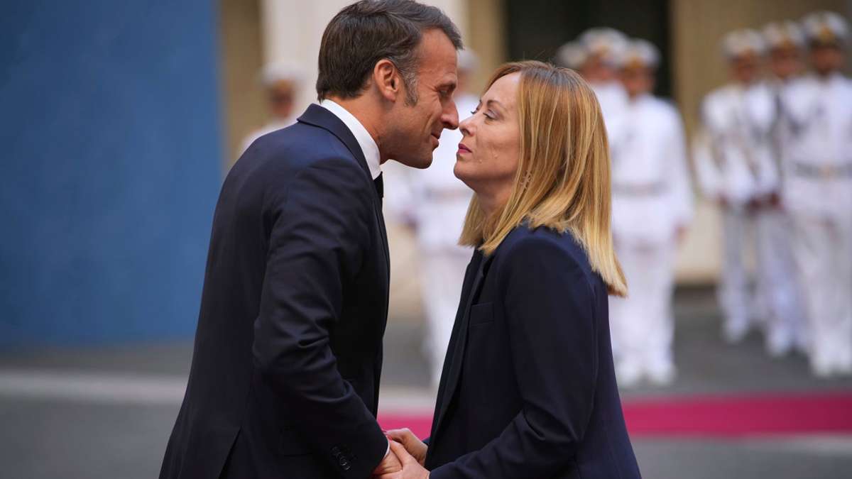 Diplomatie: signe d'approche: Meloni reçoit Macron à Rome