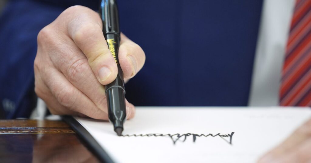 Nettoyer des dons de campagne ou un remboursement politique? Trump ordonne une enquête sur ActBlue