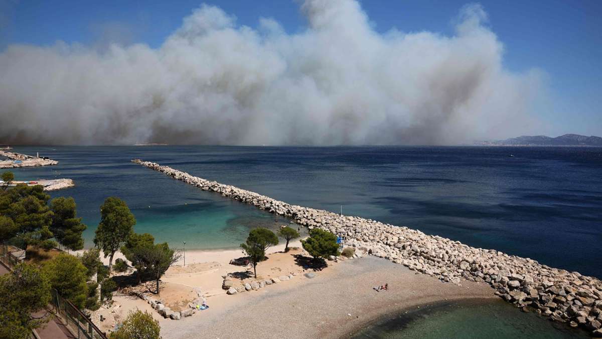 Brigade des pompiers en grande utilisation à l'échelle: Énormes nuages de fumée: le feu à Marseille effraye les résidents