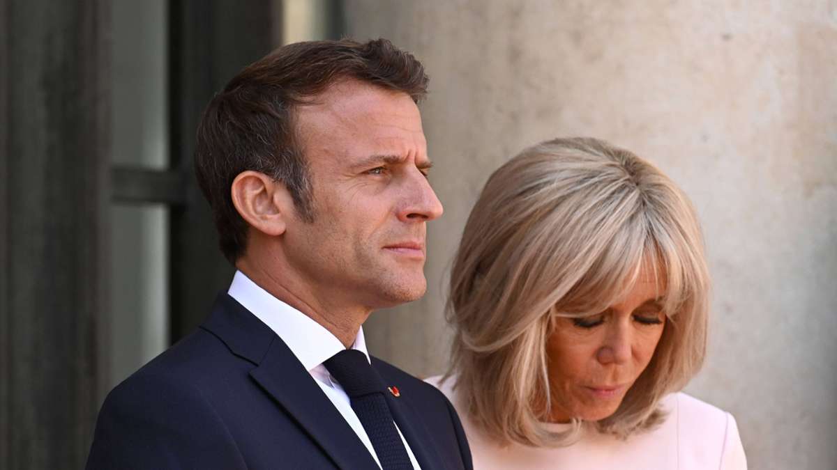 "Dominatrix" Brigitte Macron frappe la main d'Emmanuel