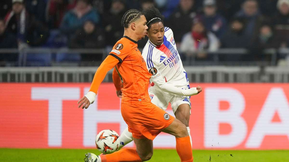 Football en France: les fans protestent à Lyon après une relégation forcée - le meilleur joueur désire
