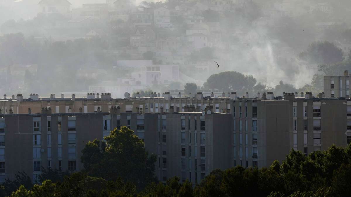 Marque non encore supprimée: Big Fire à Marseille - Houses blessées et endommagées