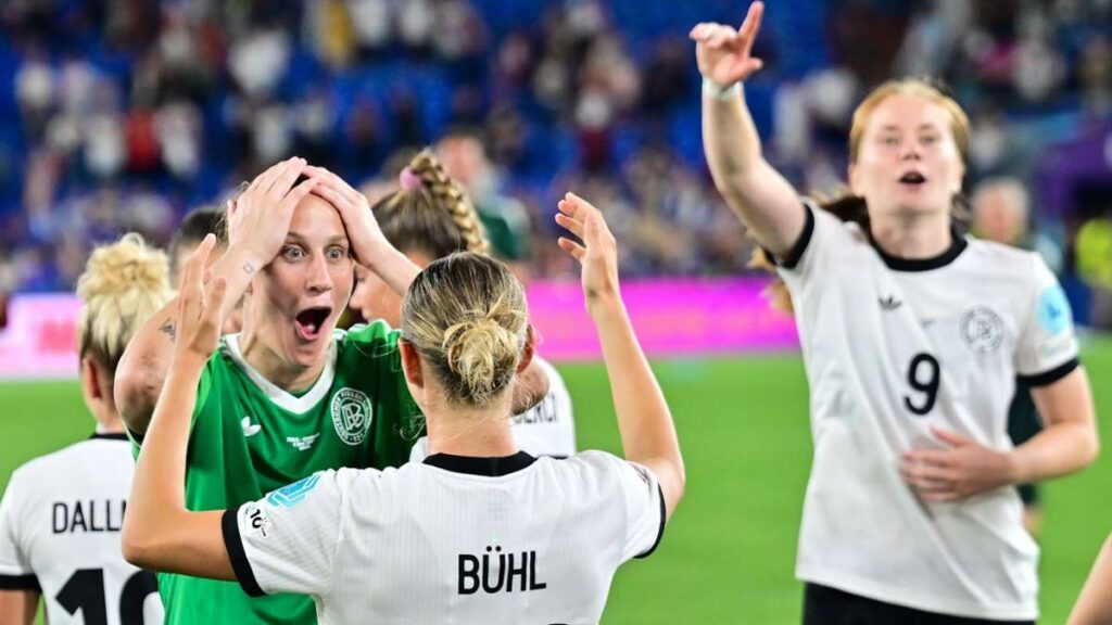 Après la victoire dans la fusillade de pénalité: Crass, incroyable, Mega: les footballeurs célèbrent Berger