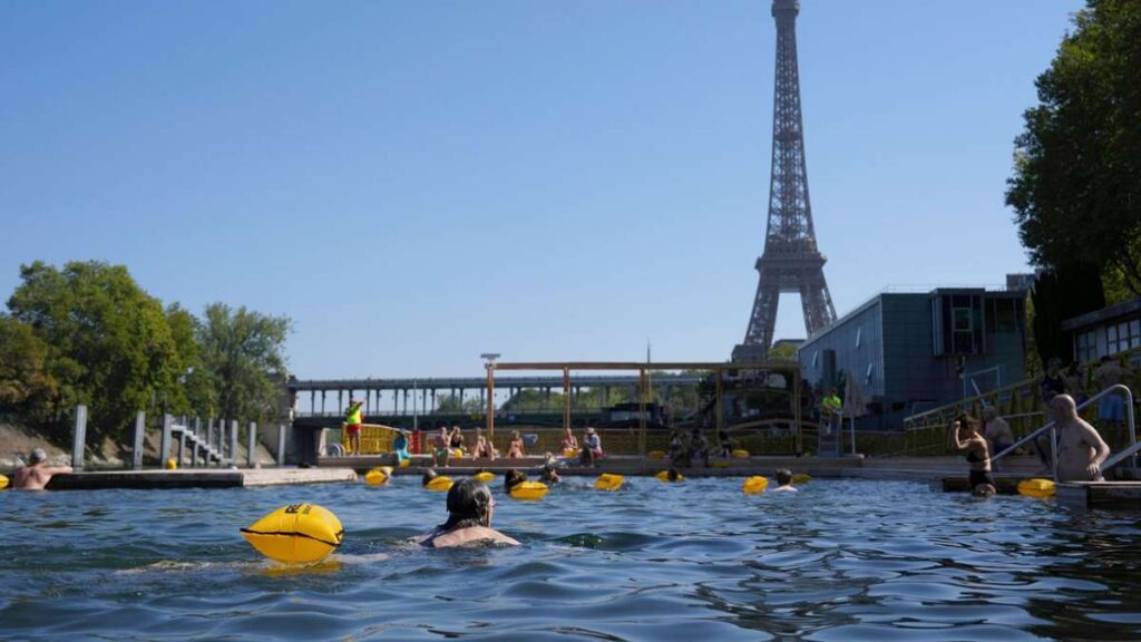 Déjà plus de 80 000 visiteurs: les piscines extérieures de la Seine à Paris sont un énorme succès