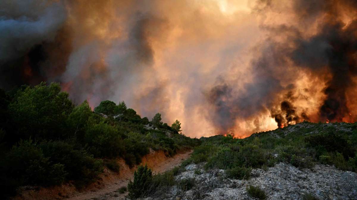 Fires en Europe du Sud: "Fire le plus grand depuis 1949": le feu de terrain fait rage en France