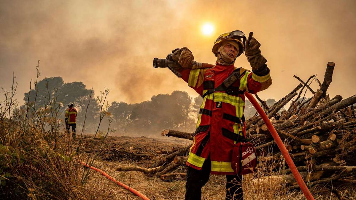 Les pompiers continuent de se battre: le plus gros feu de France sous contrôle en France pendant des décennies