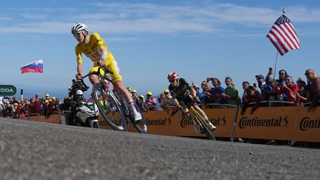 Tour de France: Vingegaard continue avec Pogacar et s'écrase dans les photographes