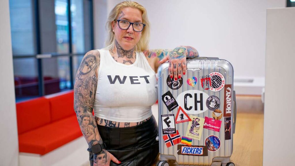 Trip de Swinger FKK: sexe sur le participant à la plage enthousiaste à propos de "Bildungsahrt"