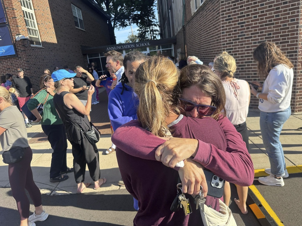 Les parents attendent des nouvelles de leurs enfants après une fusillade de masse signalée à l'Annonciation Church le mercredi 27 août 2025 à Minneapolis.