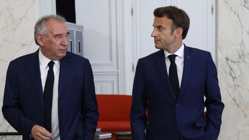 Le gouvernement minoritaire a échoué: le gouvernement français tombe