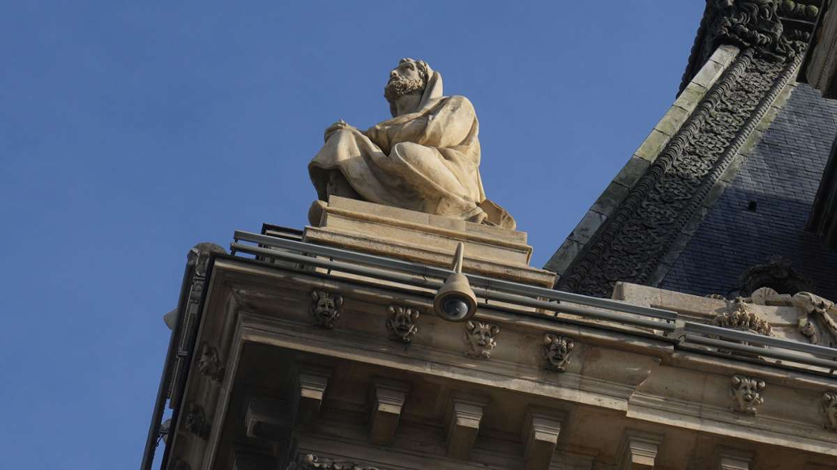 Chasse à l'homme : Effraction du Louvre : les enquêteurs suivent plus de 150 pistes