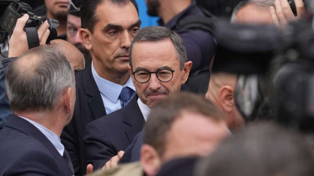 Dernières discussions: le président Macron dans la crise du gouvernement et de plus en plus de pression