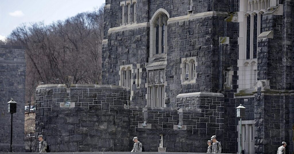 Un enseignant de West Point accuse l'école de restreindre la liberté d'expression