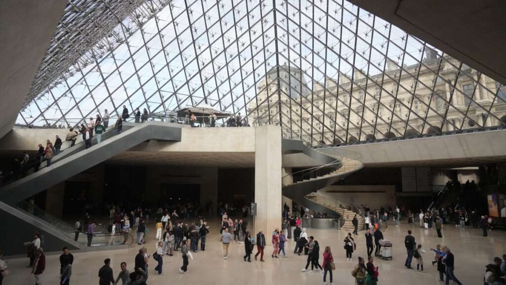 Vidéosurveillance : Vol du Louvre : les cambrioleurs ont d'abord échoué à cause de la vitrine