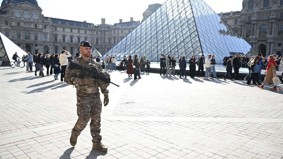 Après le vol de bijoux : de nouvelles mesures de sécurité pour le Louvre cette année