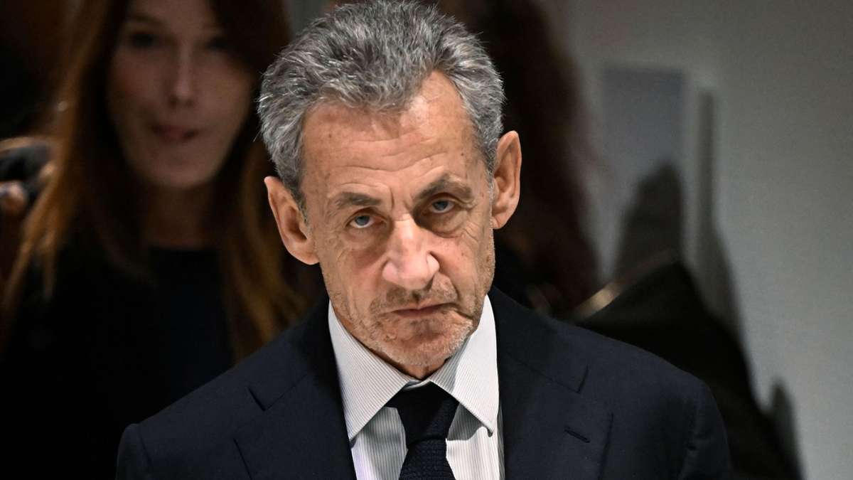 Après presque trois semaines de prison : l'ex-président français Sarkozy est à nouveau libre