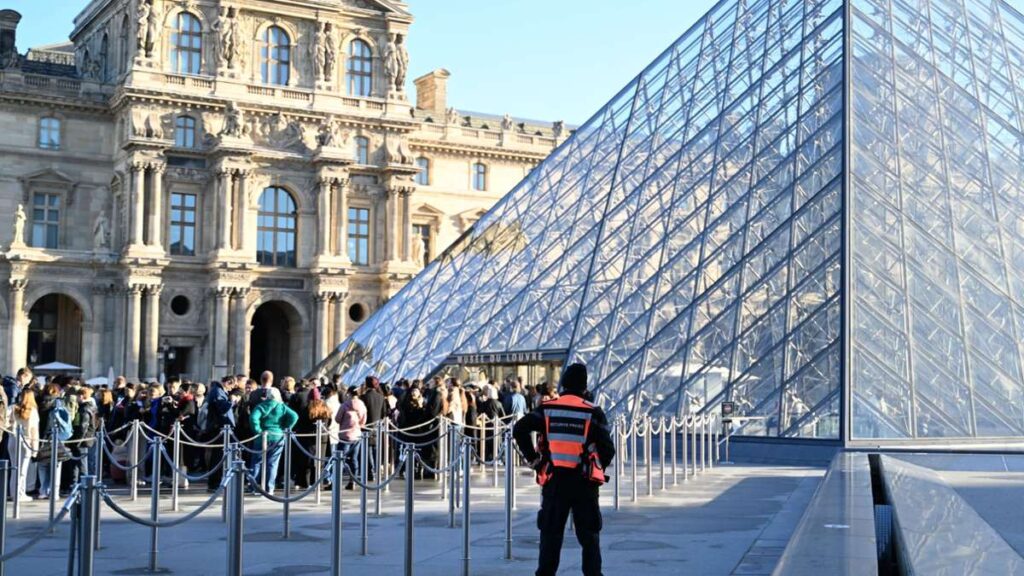 Criminalité : Vol du Louvre : enquêtes contre d'autres suspects