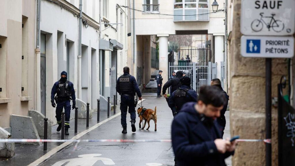 Alerte à la bombe à Paris : Onze arrestations après la mort d'un militant d'extrême droite en France
