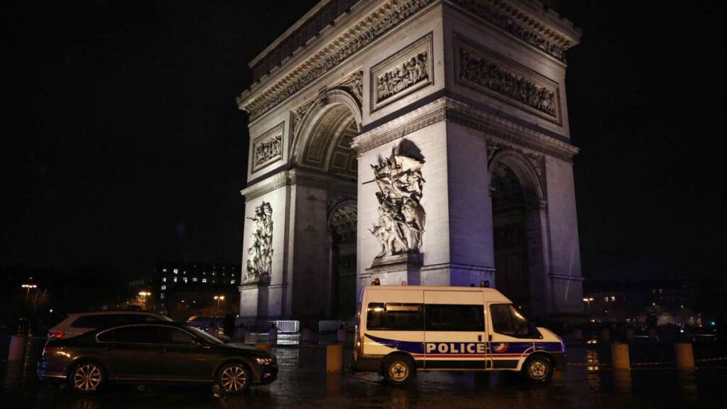 Crime : Attentat terroriste à l'Arc de Triomphe à Paris - le gendarme indemne