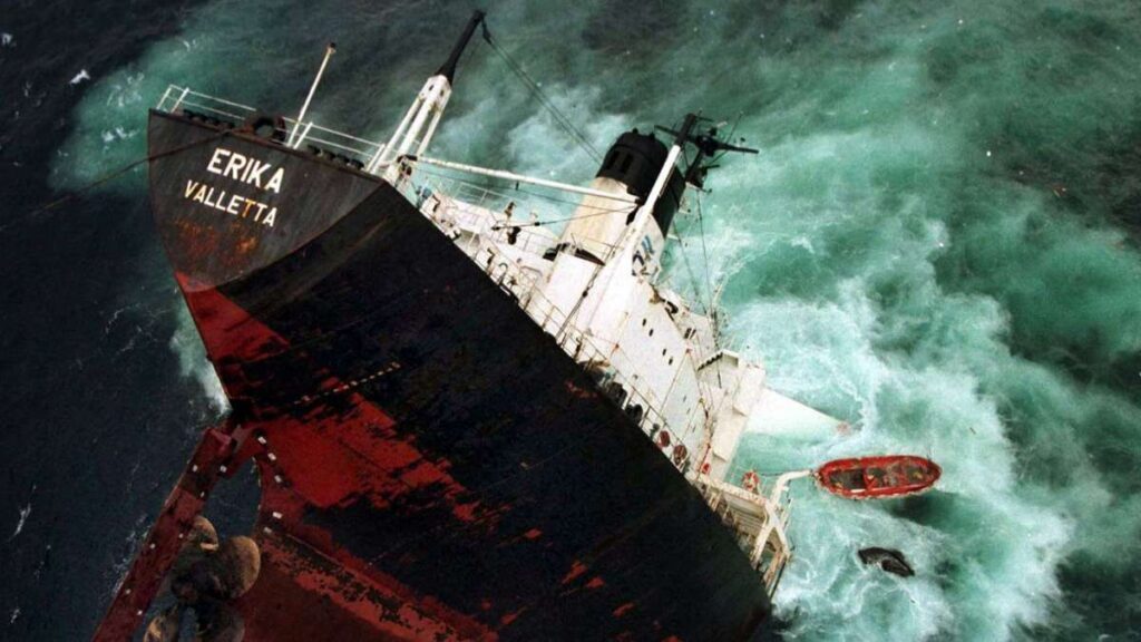 Au large de la France : Après l'accident de l'Erika en 1999 - la Marine colmate des fissures sur l'épave