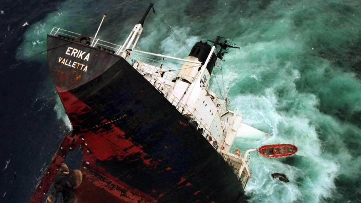 Au large de la France : Après l'accident de l'Erika en 1999 - la Marine colmate des fissures sur l'épave