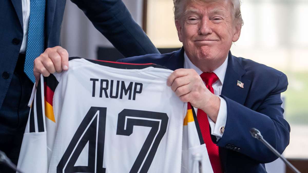 Au sommet du G7 à Évian : Merz donne à Trump le maillot de l'équipe nationale avec le numéro 47