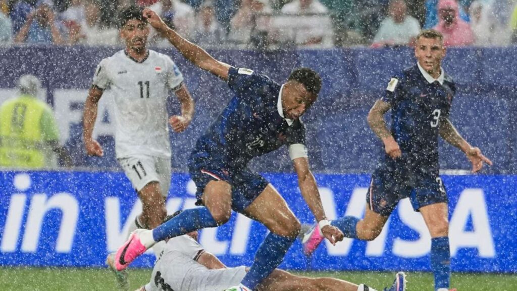 C'était la soirée de la Coupe du Monde : la France gagne la bataille de la pluie - Mbappé égalise Klose