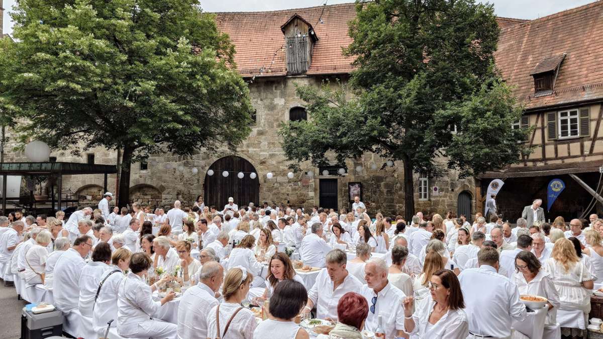 Esslingen : la société vêtue de blanc se réunit à l'Altstadt-Hof d'Esslingen